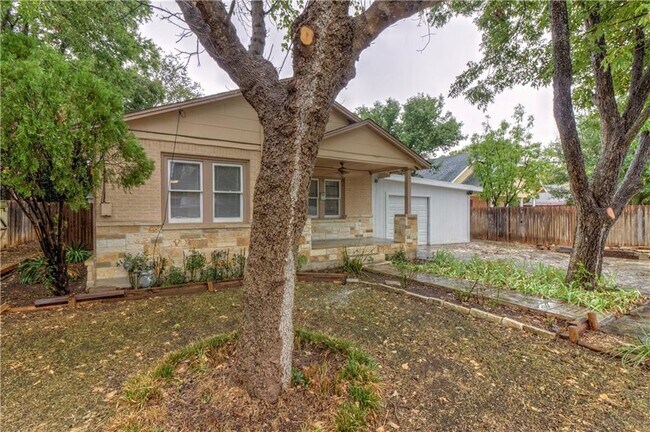 Photo - 607 E 15th St