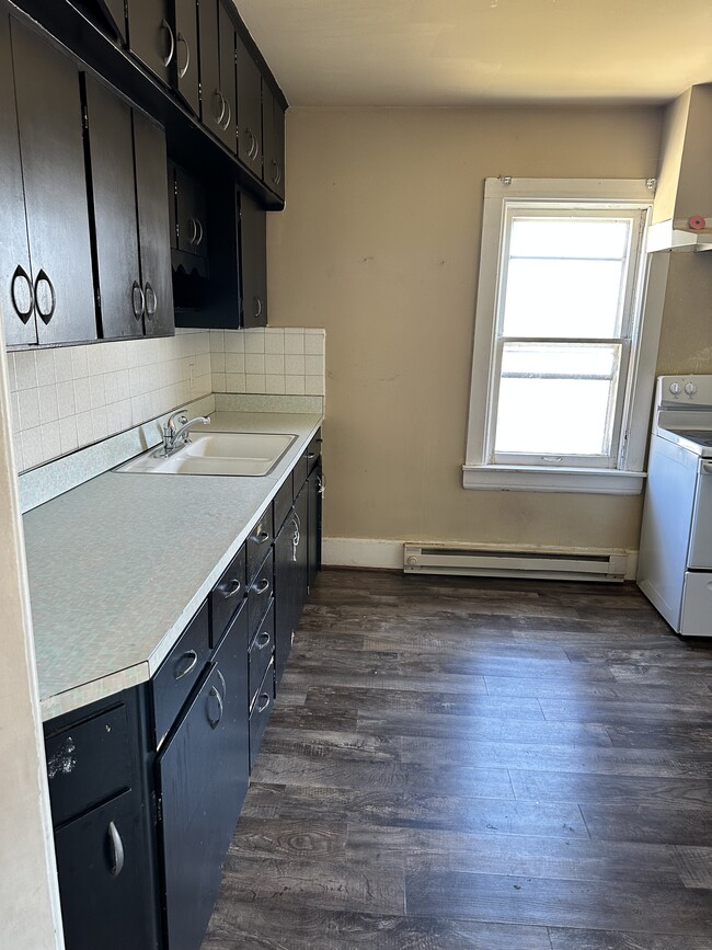 Building Photo - 1715 N Main St Unit Upper Rental