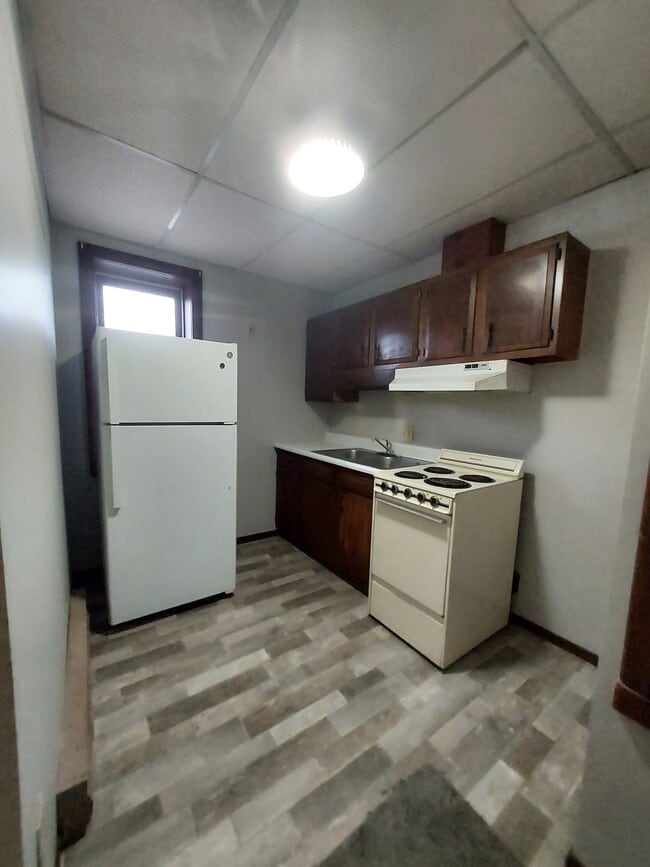 Building Photo - 1252 W Main St Unit 4