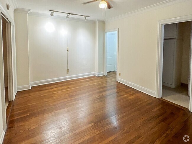 Building Photo - 531 W Briar Pl Unit 2G Rental