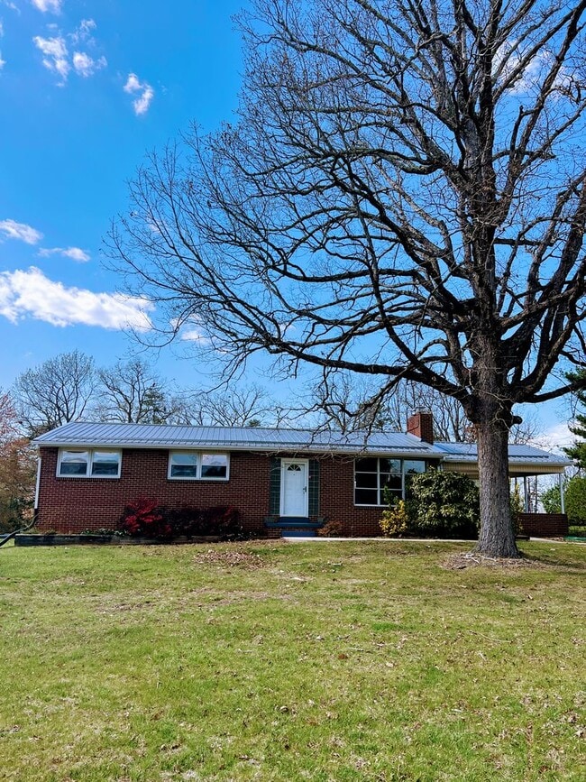 Building Photo - 4 Bedroom Home in Campbell County
