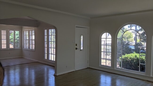 Building Photo - 2213 Carmona Ave