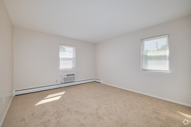 2BR, 1BA - 860SF - Primary Bedroom