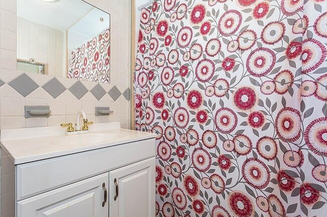 Bathroom - 27 Bowdoin St Unit 1