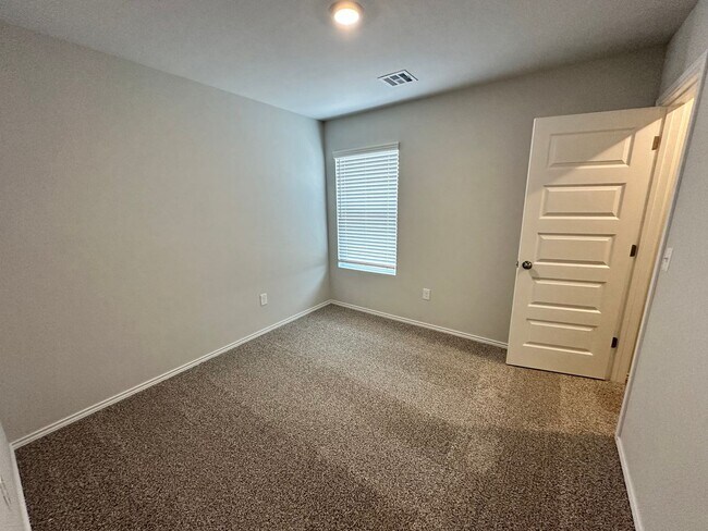 Photo - Move -in Special: Stunning 4-Bedroom, 2-Ba... Casa