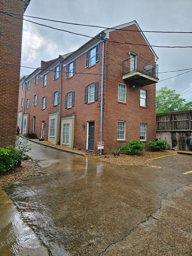 Photo - 613 University Dr