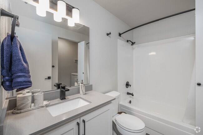 2BR, 2BA - 980SF - Bathroom - Westvue Apartments