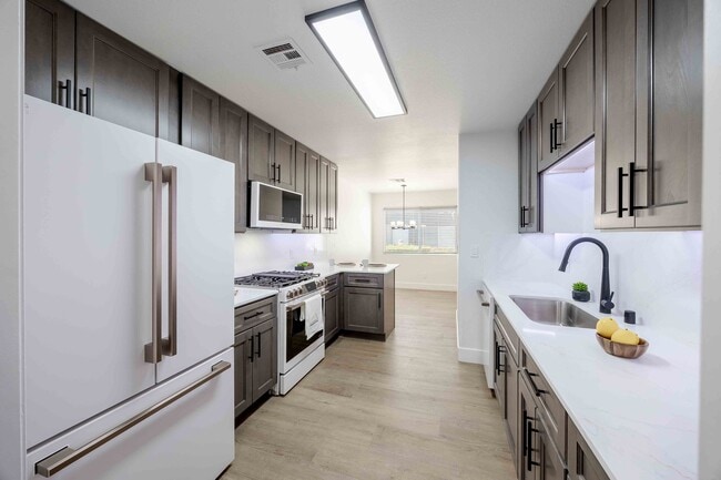 Building Photo - The Townhomes at Horizon Ridge