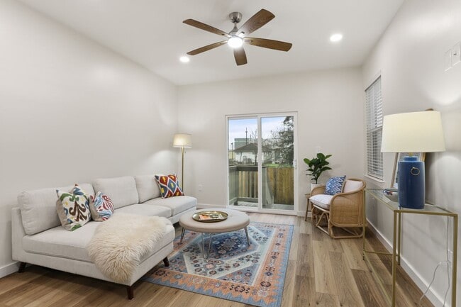 Building Photo - 2916 Mandeville St Unit B Rental