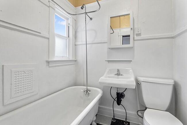 Photo - 1 Bedroom close to SW! Pets Ok! Walking distance to Providence Park!