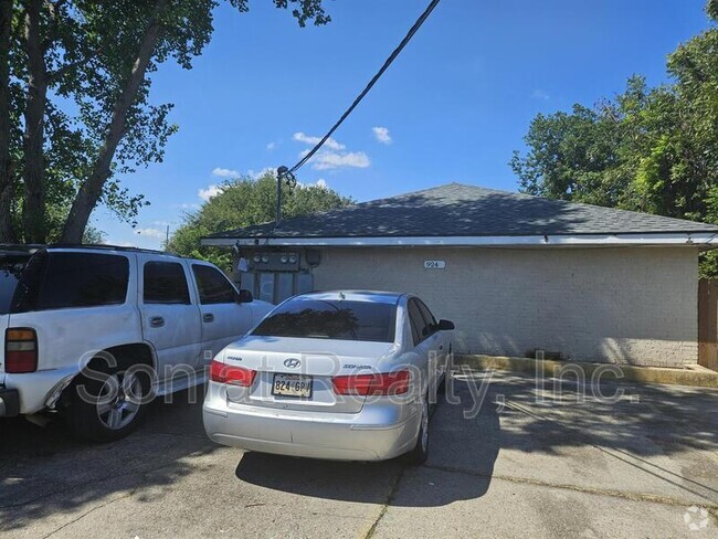 Building Photo - 924 Deslonde St Unit D Rental