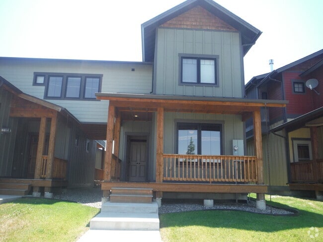 Building Photo - Gorgeous 3 Bedroom Condo- Across Street fr...