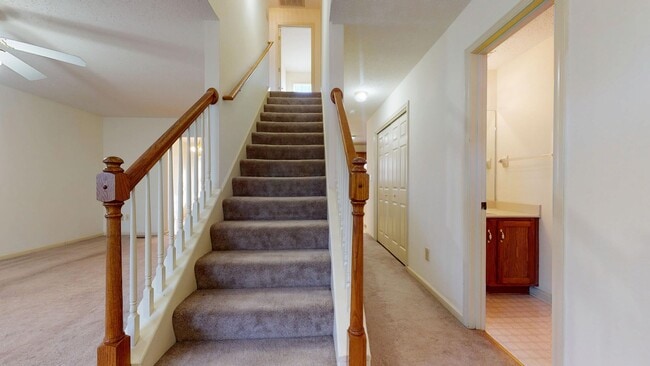 Building Photo - Charming Three Bedroom Columbia Townhome C...