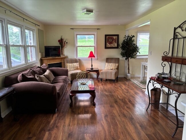 Photo - Knoxville 37921 - 3 bedroom, 1 Bath Upstairs Unit,  - Contact Troy Adams (865) 233-6949