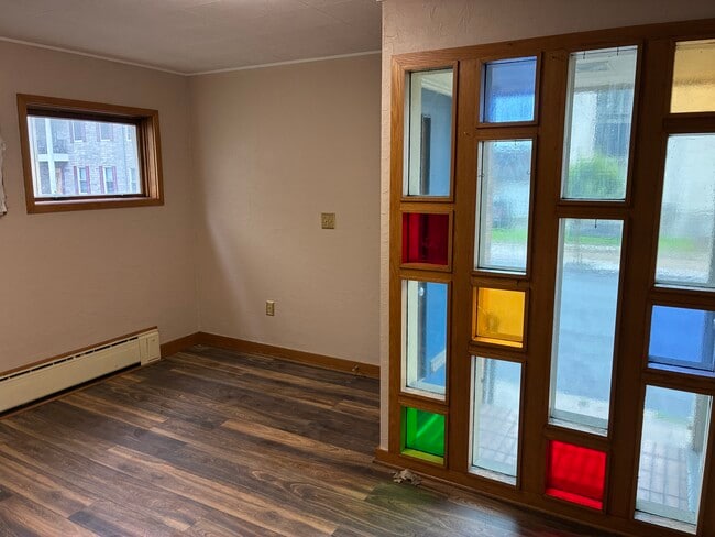 Building Photo - 5 E 3rd St Unit 1st floor Rental