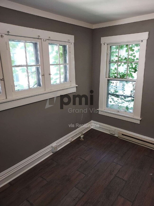 Photo - 250 N College St
