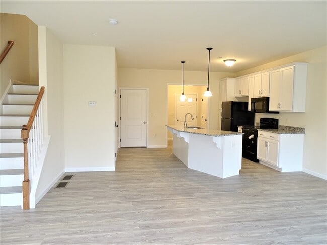 Photo - 349 Cedar Holw