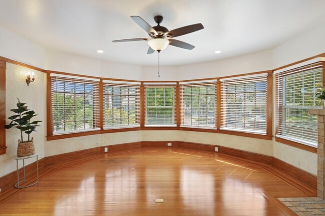Building Photo - 301 W Walnut St Rental