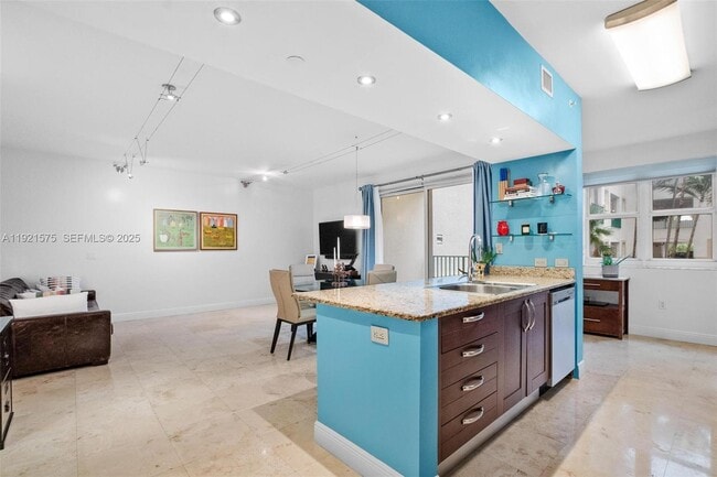 Building Photo - 19900 E Country Club Dr Unit 212