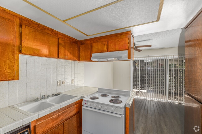 1BR, 1BA - 702SF - Kitchen