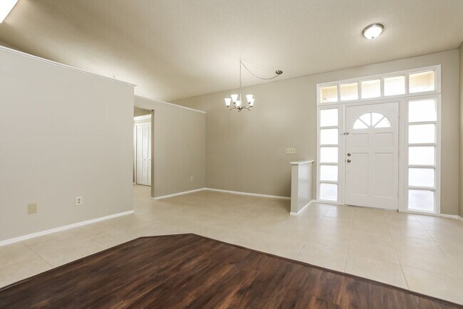 Photo - 806 E Charing Cross Cir