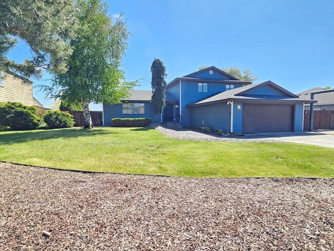 Building Photo - Beautiful 4 Bedroom Home on the Lake-May Rent FREE!