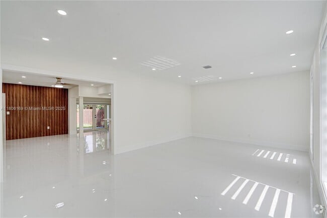 Building Photo - 10722 SW 77th Ave Unit 10722 Rental
