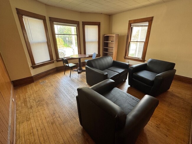 Building Photo - 645 Rental