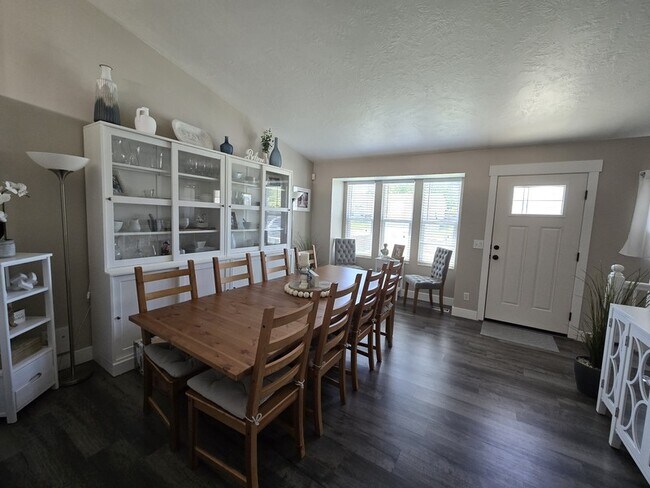 Photo - 5475 1360 W