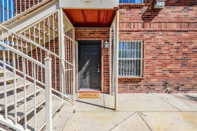 Building Photo - 2220 Santa Cleotilde Ave Unit 4