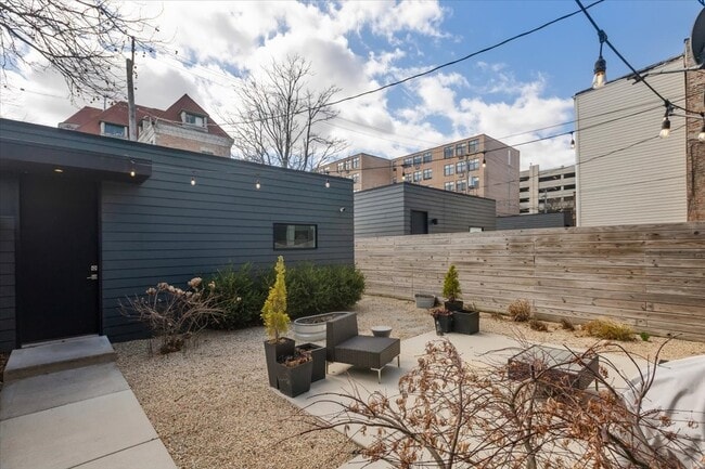 Photo - 559 E 50th St