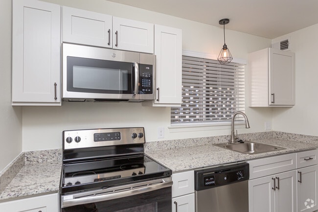1 BR, 1 BA - 620 SF
