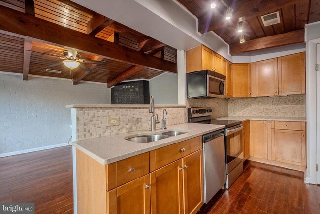 Photo - 221 Beverley Ave