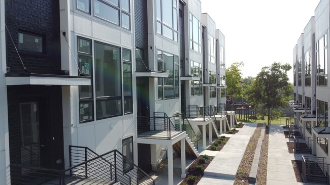 Building Photo - 910 Youngs Ln