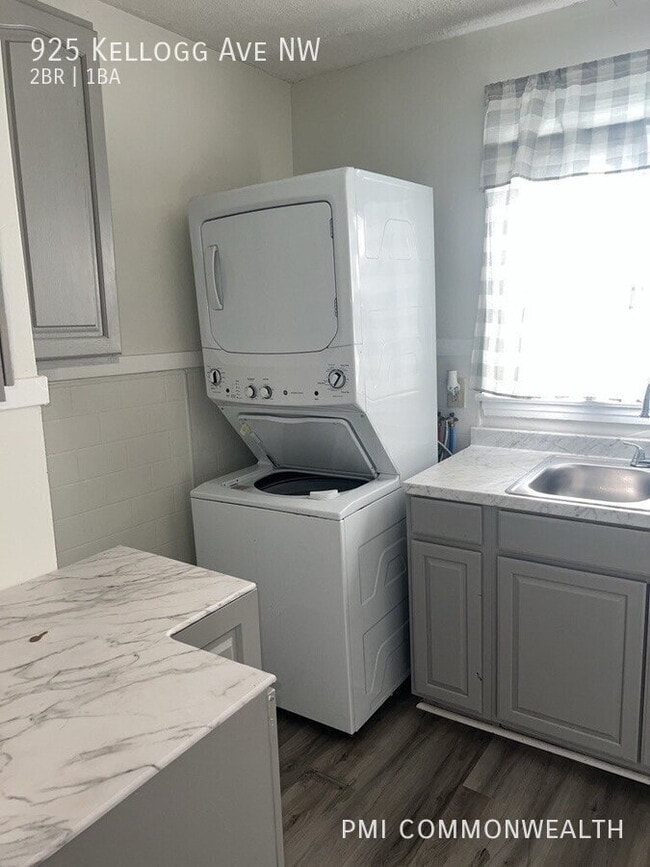 Photo - 925 Kellogg Ave NW