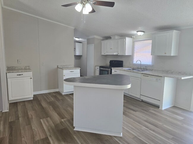Photo - New Listing!!