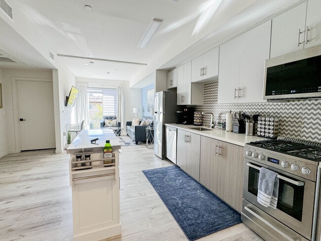 1 BD, 1 BA - Kitchen (Monroe) - Legacy Tamarind Apartments