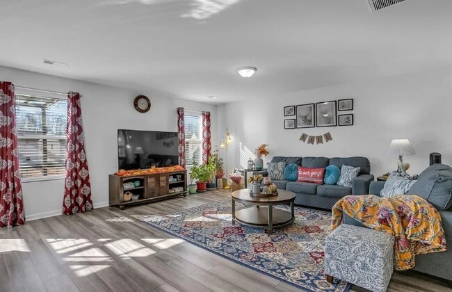 Photo - 211 Whittier St