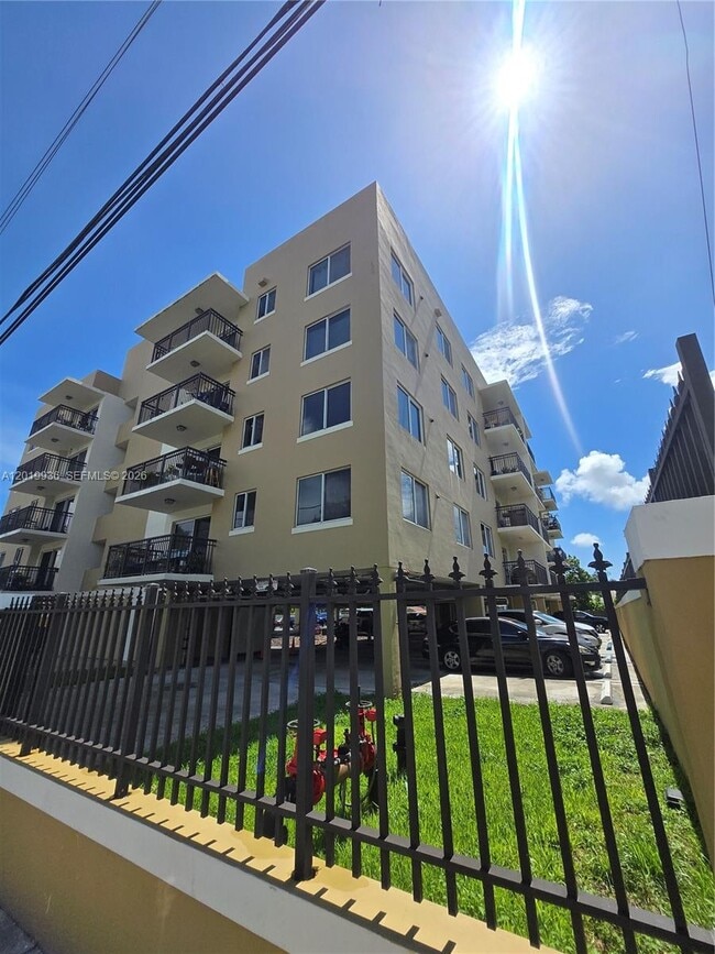 Building Photo - 2647 NW 25th Ave Unit 409
