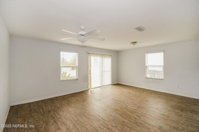 Photo - 570 Eiseman Wy