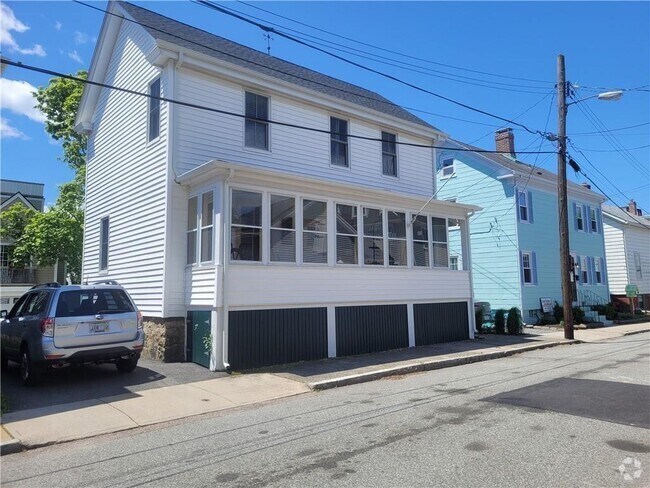 Building Photo - 11-11 Byrnes St Rental