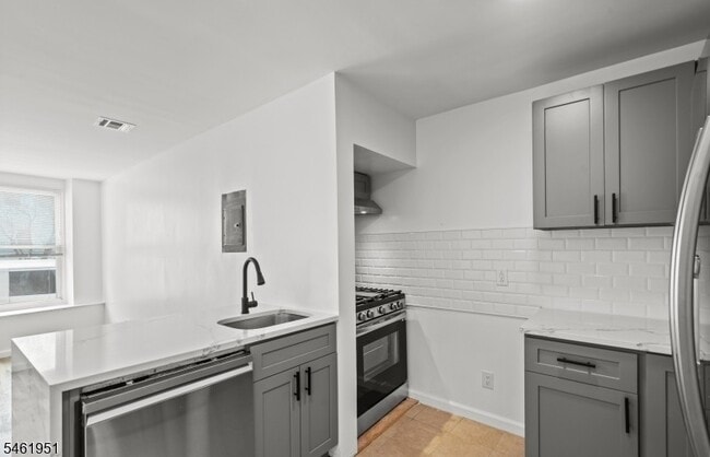 700 4th Ave