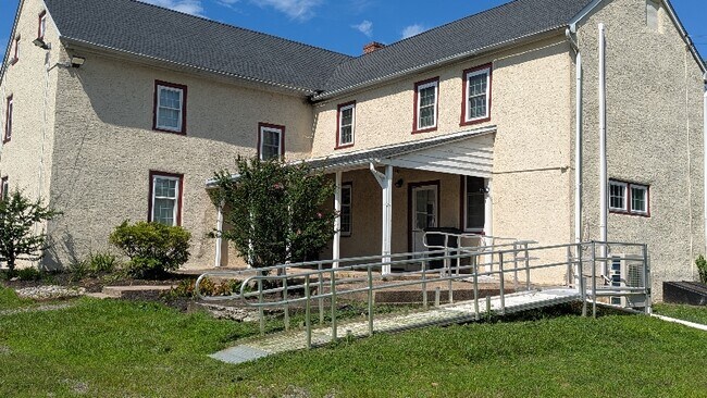 Photo - 2848 E High St
