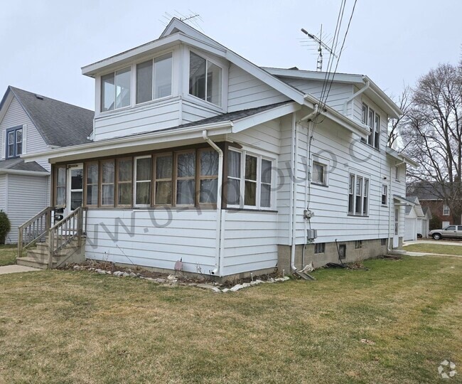 Building Photo - 6602 29th Ave Unit Upper Rental