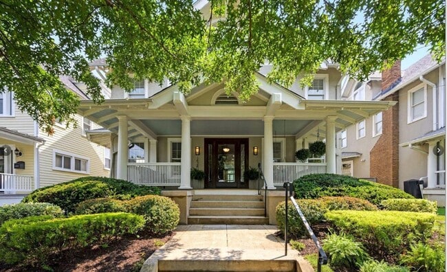 Building Photo - Sunny, Spacious, & Spectacular