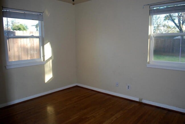 Photo - 6611 Housman