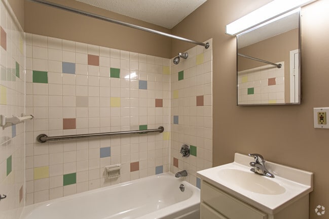 Estudio 380&nbsp;ft² - Baño - Fairweather Apartments (Age 62+ Community)