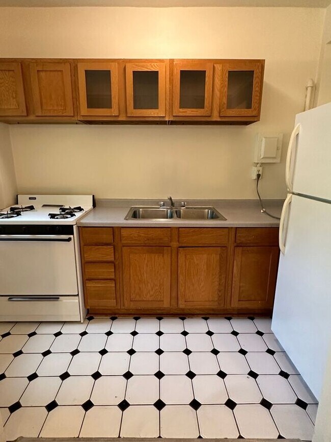 Photo - Spacious Eat Street 2nd Floor Studio, Hard...