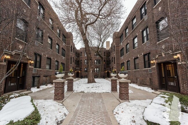 Building Photo - 736 W Addison St Unit 1W