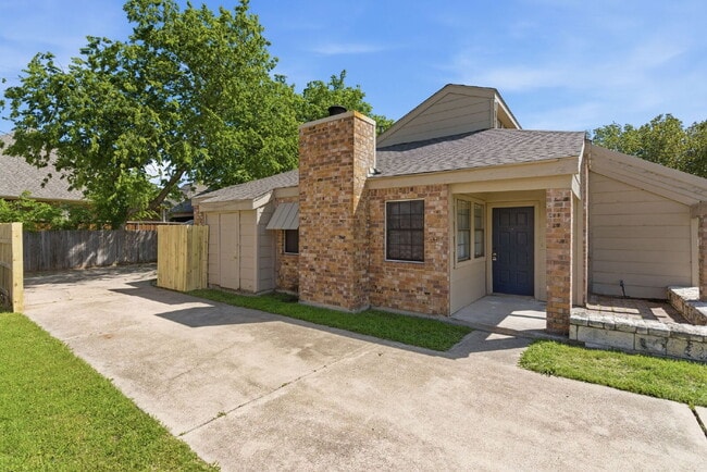 "Bright and Spacious 2-1 Duplex with Flexible Loft Space in Prime Keller Location!"